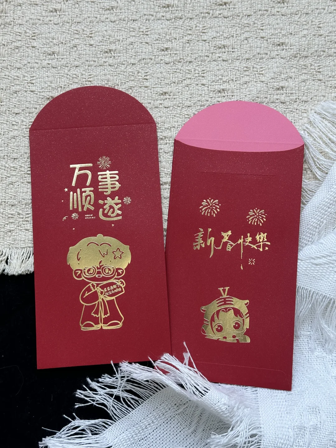 同款红包在织物上的正背全景，背面封盖展开。